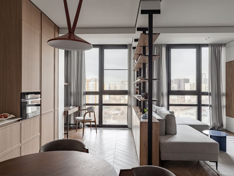 Современная классика: Каменно-полимерный ламинат SPC в интерьере московской квартиры с акцентом на детали